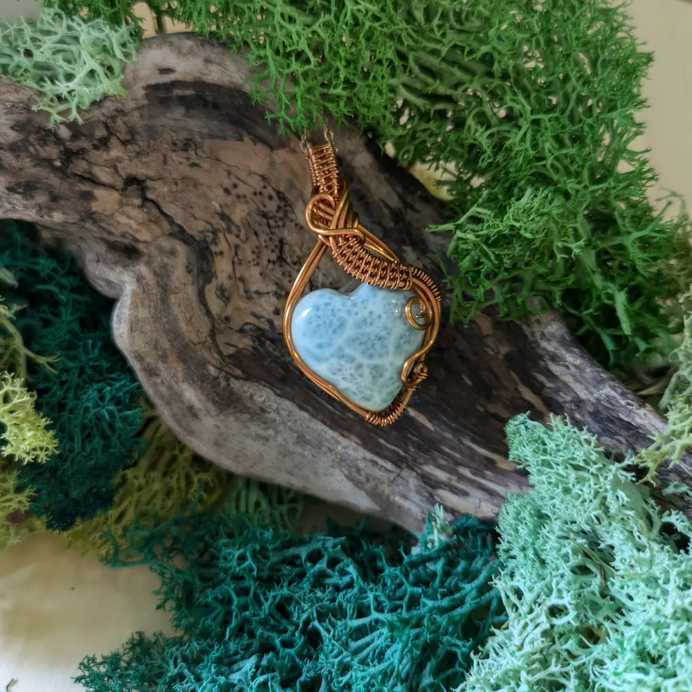 Collana wire in rame smaltato con larimar incastonato a forma di cuore